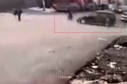 Hafif ticari araç motosiklete, motosiklet yayaya çarptı