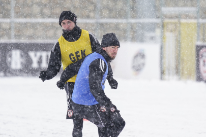 Kar altında çalıştılar