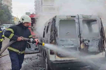 Gaziantep’te ticari araç alev alev yandı