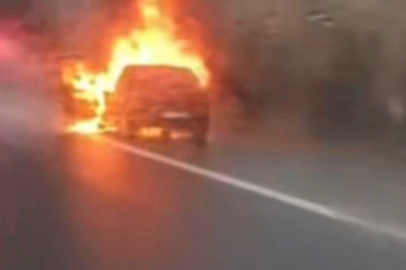 Seyir halindeki araç alev alev yandı