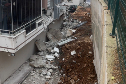 Sitenin istinat duvarı araçların üzerine çöktü