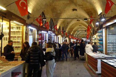 Depremde hasar gören tarihi Zincirli Bedesten yeniden cıvıl cıvıl