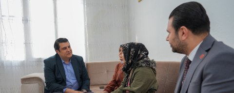 YILMAZ’DAN EVİ YENİLENEN BEYAZKURT AİLESİNE ZİYARET