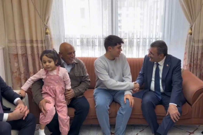 Cumhurbaşkanı Yardımcısı Yılmaz’dan depremzede aileye ziyaret