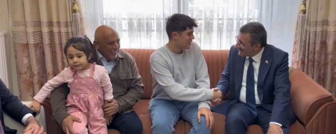 Cumhurbaşkanı Yardımcısı Yılmaz’dan depremzede aileye ziyaret