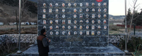 İki çocuğunu kaybeden muhtar köyüne deprem anıtı yaptırdı