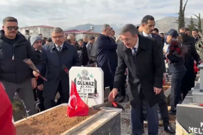 Yılmaz, deprem şehitlerinin mezarını ziyaret etti