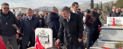 Yılmaz, deprem şehitlerinin mezarını ziyaret etti