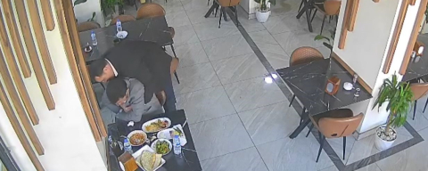 Boğazına lokma kaçan müşteri, heimlich manevrasıyla kurtarıldı