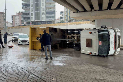 Damperi köprüye çarpan kamyon yan yattı
