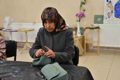 Deprem travmasını el sanatıyla aşıyor