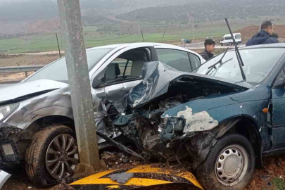 2 araç çarpıştı: 2 yaralı