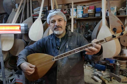 Baba yadigarı atölyede 35 yıldır bağlama üretiyor
