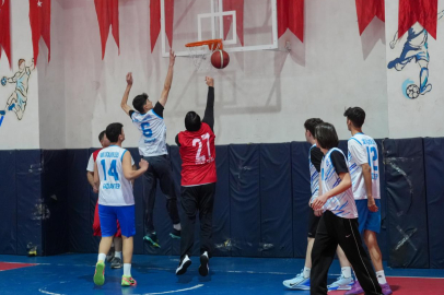 BAŞKAN YILMAZ, PARKEDE GENÇLERLE KOZLARINI PAYLAŞTI