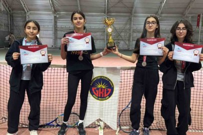 Tenise Gaziantep Kolej Vakfı Özel Okulları damgası