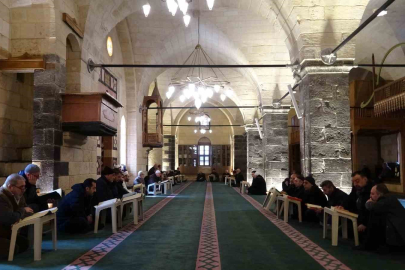 Gaziantep’te mukabele geleneği tarihi camilerde sürdürülüyor