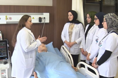 Hemşire adayları, hastaya müdahaleyi bilgisayarlı makette öğreniyor