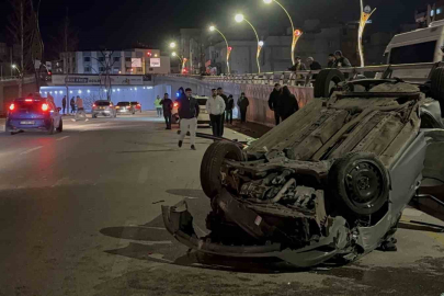Refüjdeki direğe çarparak karşı şeride geçen otomobil takla attı