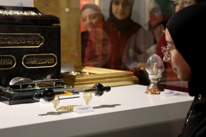 MUKADDES EMANETLER, VATANDAŞLARLA BULUŞUYOR