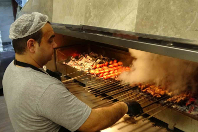 Kebapçılar iftarda dolup taşıyor