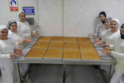 Meslek liseli kızların Ramazan’da baklava mesaisi