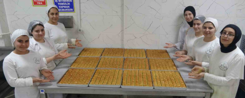 Meslek liseli kızların Ramazan’da baklava mesaisi