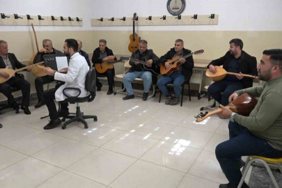 Çiftçiler müzik kursunda gitar ve bağlama öğreniyor