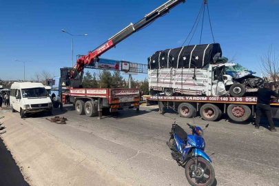 Minibüs ile kamyonet çarpıştı: 4 yaralı
