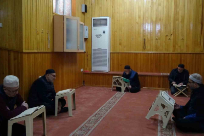 İtikafa girenler Ramazan’ın son günlerini ibadetle geçiriyor