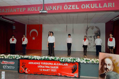 Gaziantep Kolej Vakfı Özel Okulları öğrencileri bayrak alkışı