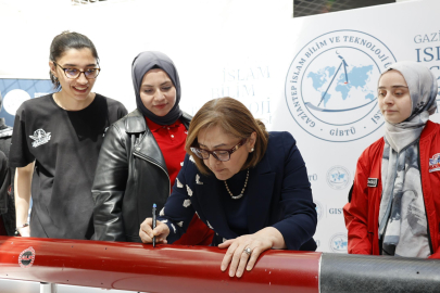 ŞAHİN, ROKET ÜZERİNE İMZA ATTI