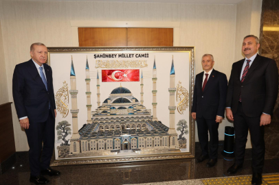 TAHMAZOĞLU’NDAN CUMHURBAŞKANI ERDOĞAN’A ANLAMLI HEDİYE