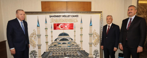 TAHMAZOĞLU’NDAN CUMHURBAŞKANI ERDOĞAN’A ANLAMLI HEDİYE