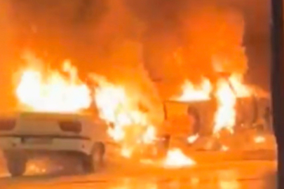 Çarpışan iki otomobil alev topuna döndü