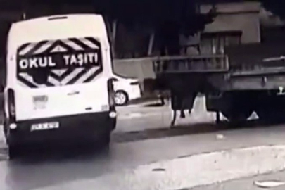 Hemzemin geçitte öğrenci servisine tren çarptı