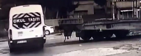 Hemzemin geçitte öğrenci servisine tren çarptı