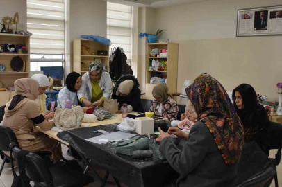 Kadınlar hem öğreniyor hem aile bütçesine katkı sağlıyor
