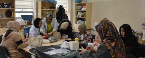 Kadınlar hem öğreniyor hem aile bütçesine katkı sağlıyor