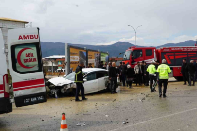 Tır ile otomobil çarpıştı: 2 yaralı