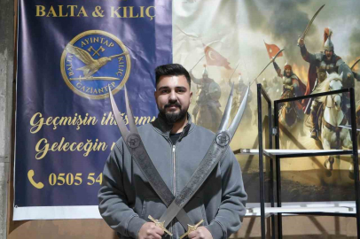 Filmlerden esinlenen genç, ata mesleği olan kılıç ustalığını sürdürüyor
