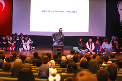 BÜYÜKŞEHİR EV SAHİPLİĞİNDE OYTUN ERBAŞ İNSAN AKLINI ANLATTI