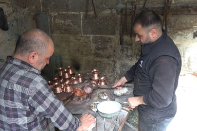 Çocuk yaşta başladığı kalaycılığı 50 yıldır sürdürüyor