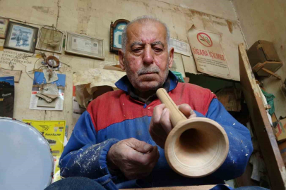 Eğlencelerin simgesi zurnayı 55 yıldır ağaçlara şekil vererek üretiyor