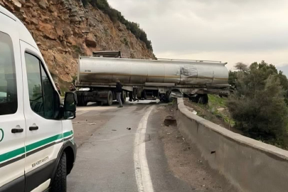 İki tır kafa kafaya çarpıştı: 1 ölü