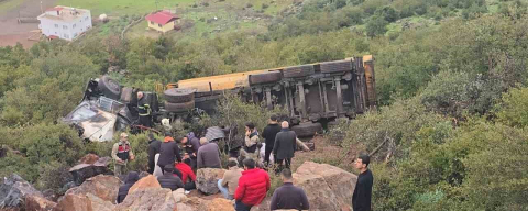 Uçuruma yuvarlanan kamyonun sürücüsü öldü