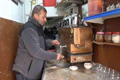 52 yıldır muhabbetle çay demliyor