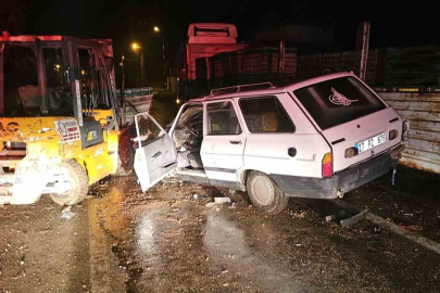 Otomobil, yük indiren forklifte çarptı: 4 yaralı