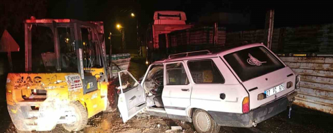 Otomobil, yük indiren forklifte çarptı: 4 yaralı