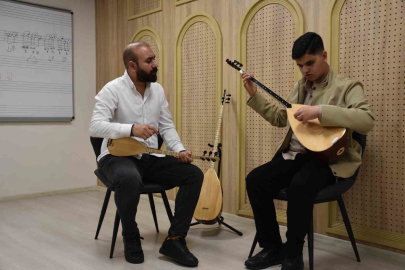 Görme engelli Umut, Aşık Veysel’in yolundan gidiyor