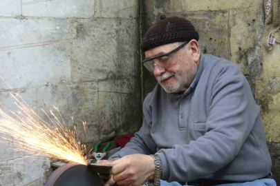 5 metrekarelik dükkanında 67 yıldır bıçakçılık yapıyor